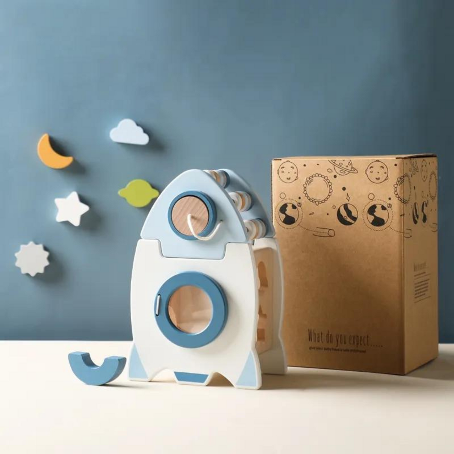 Centru de activitati, din lemn, in forma de racheta