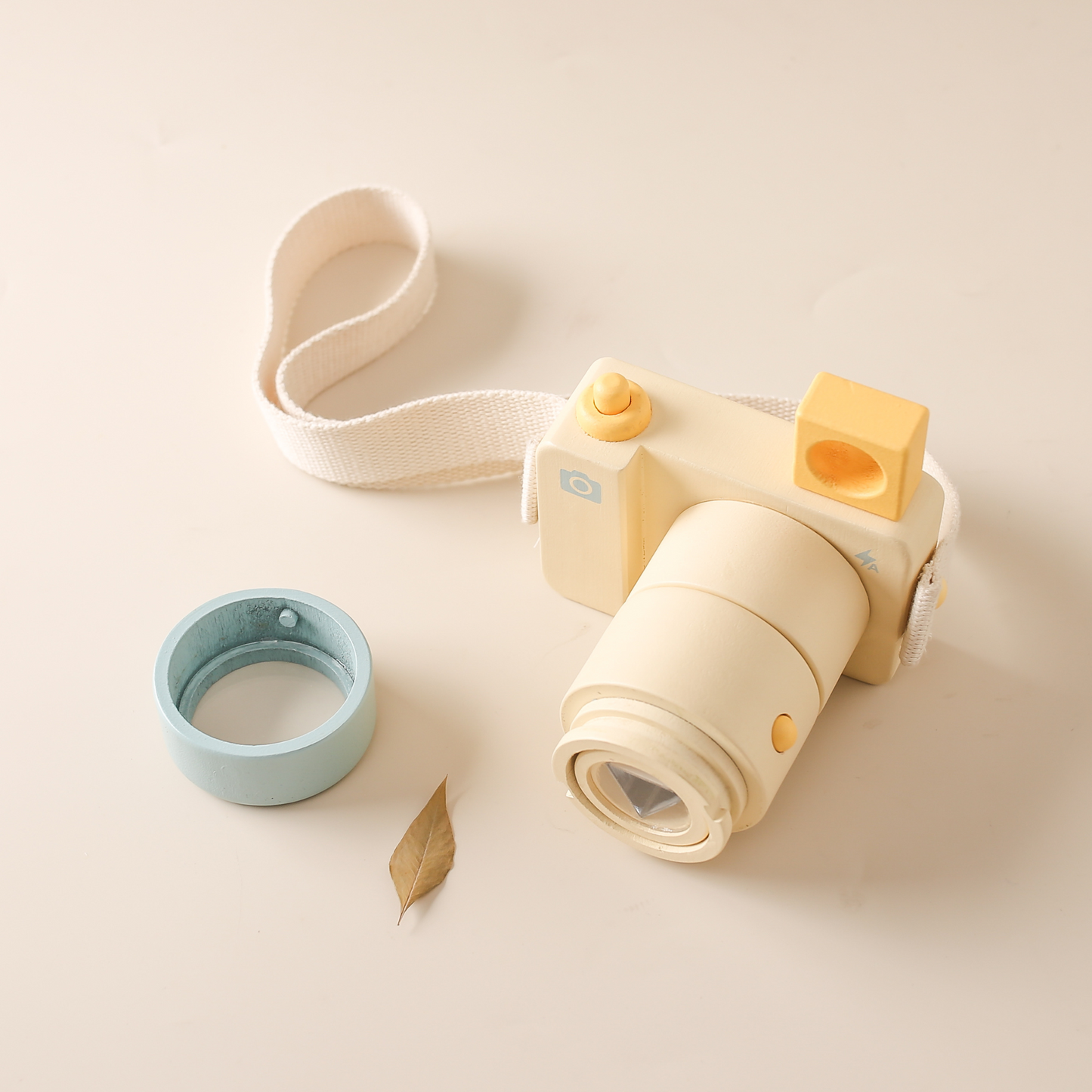 Jucarie din lemn, in forma de camera cu caleidoscop